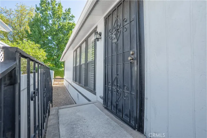 SIDE VIEW ENTRY