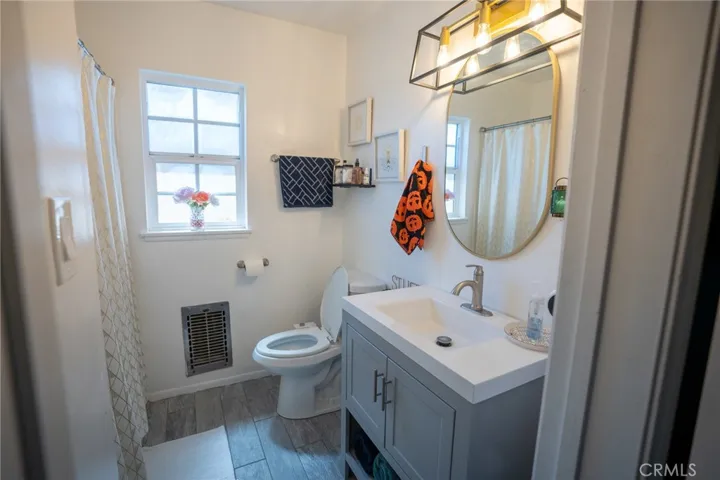Bathroom #2 (Hallway)