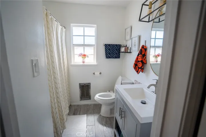 Bathroom #2 (Hallway)