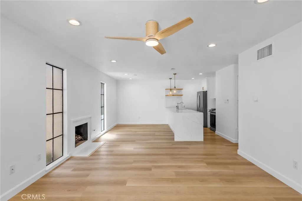 Open Kitchen / Dining Area