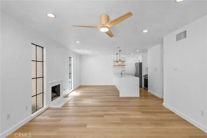 Open Kitchen / Dining Area