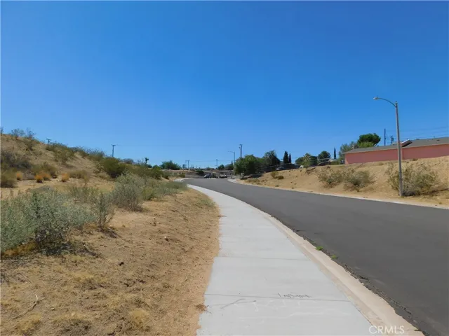 16519 Avalon Avenue, Victorville, California 92395 — photo 4