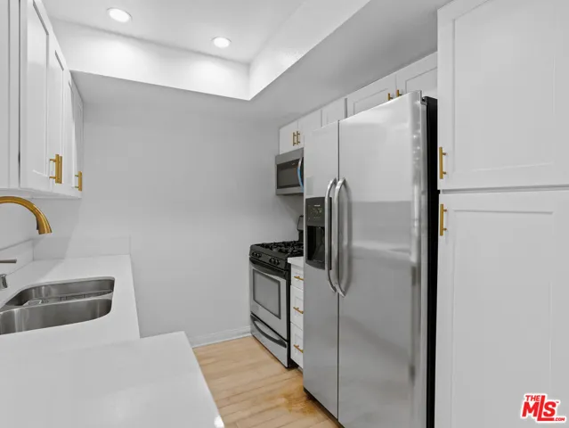 21520 Burbank Boulevard 112, Woodland Hills, California 91367 — photo 4