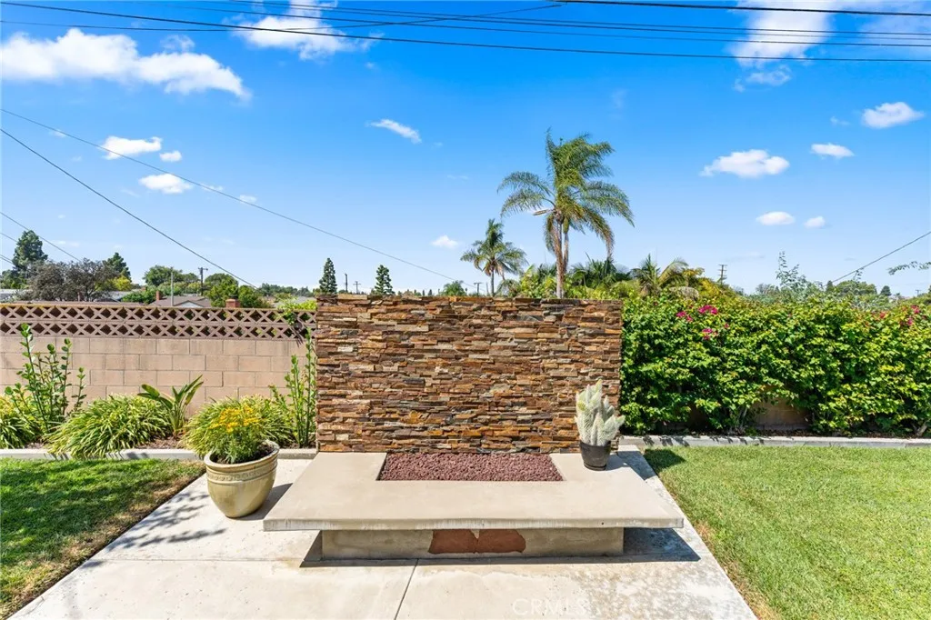 Rockface Gas Fire pit to enjoy the sunset views. Rockface Gas Fire pit to enjoy the sunset views.