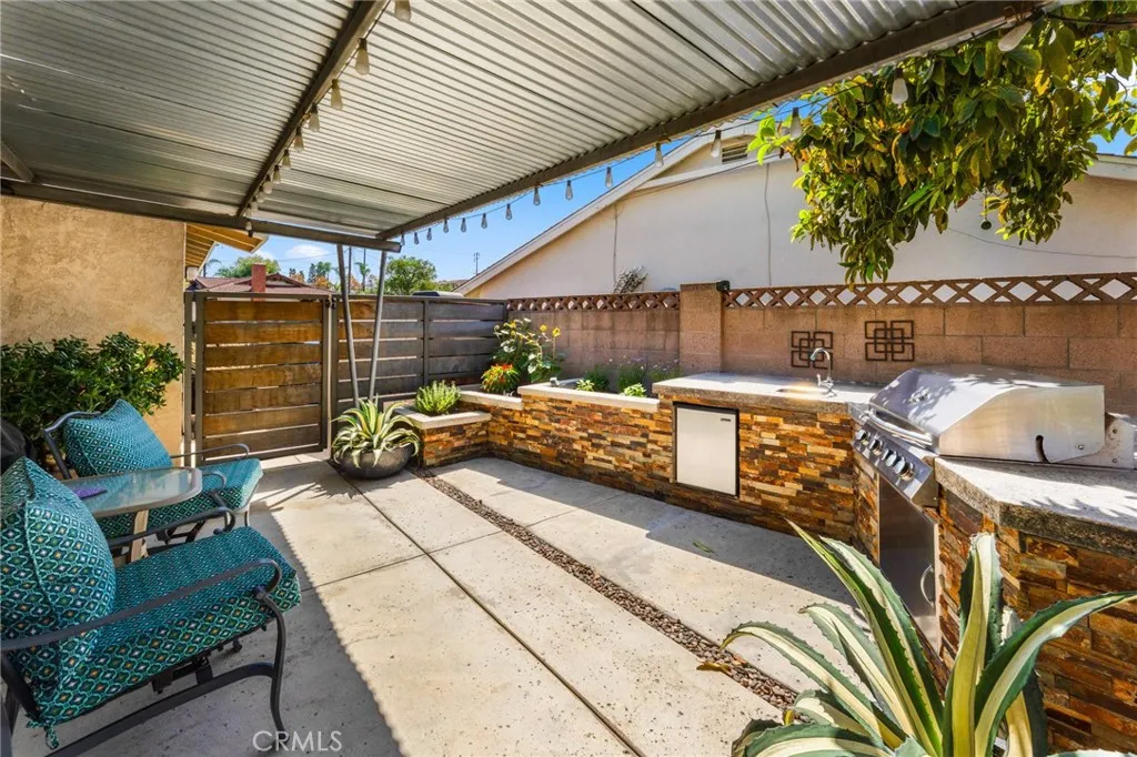 Custom side-yard BBQ seating area. Custom side-yard BBQ seating area.