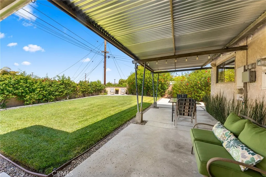 Spacious covered patio Spacious covered patio