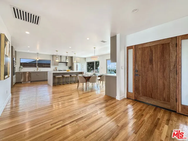 5810 S Halm Avenue, Los Angeles, California 90056 — photo 4