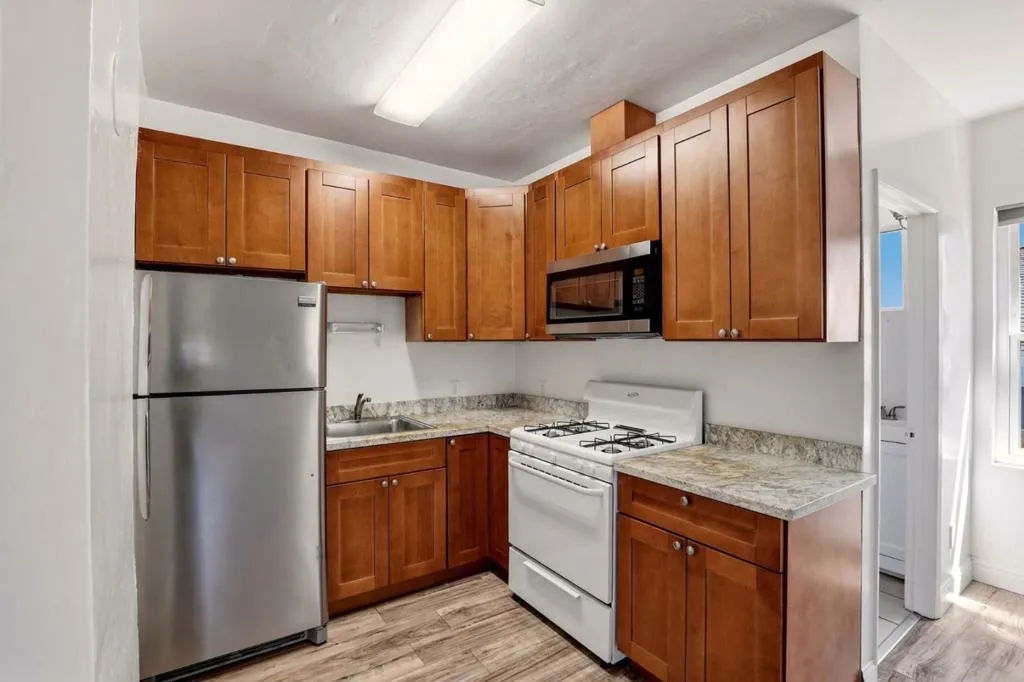 UNIT 3 (BACK) 1 BED + OFFICE, 1 BATH