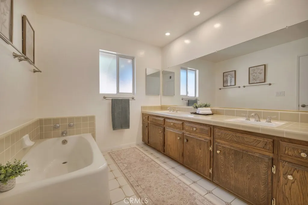 Primary en suite bathroom