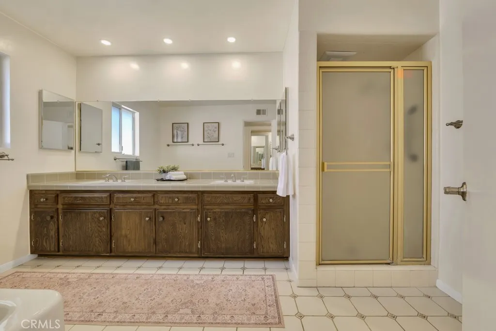 Primary en suite bathroom