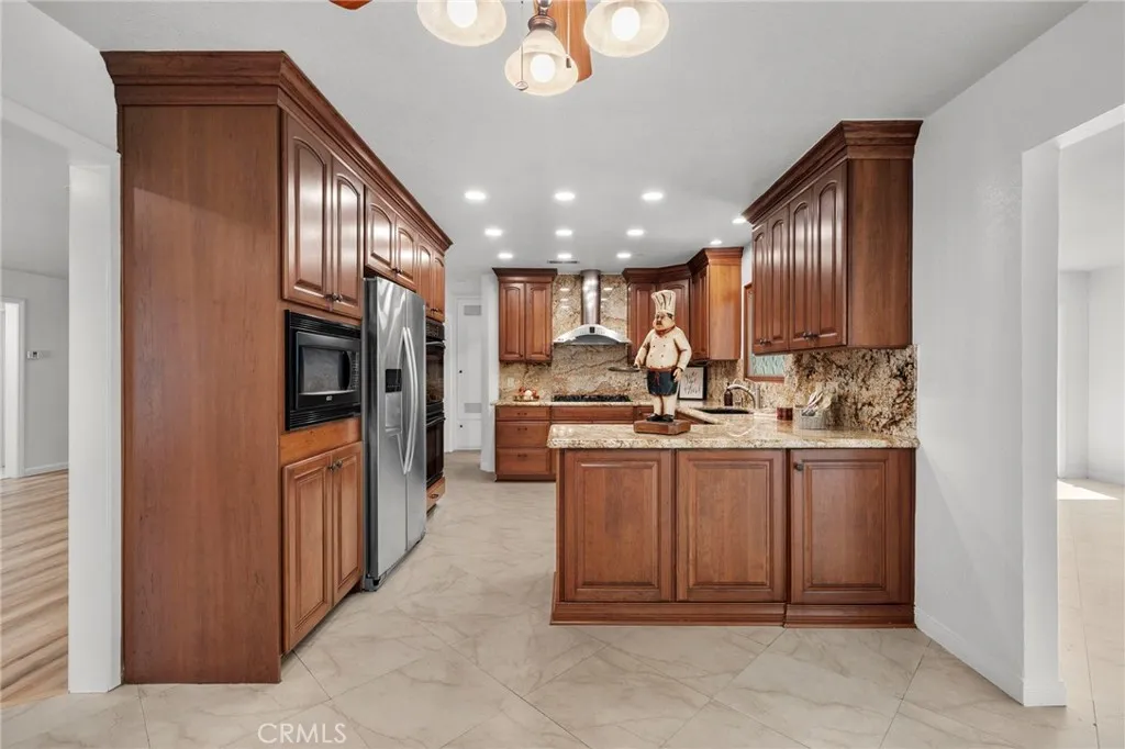 Plenty of cabinetry in kitchen Plenty of cabinetry in kitchen