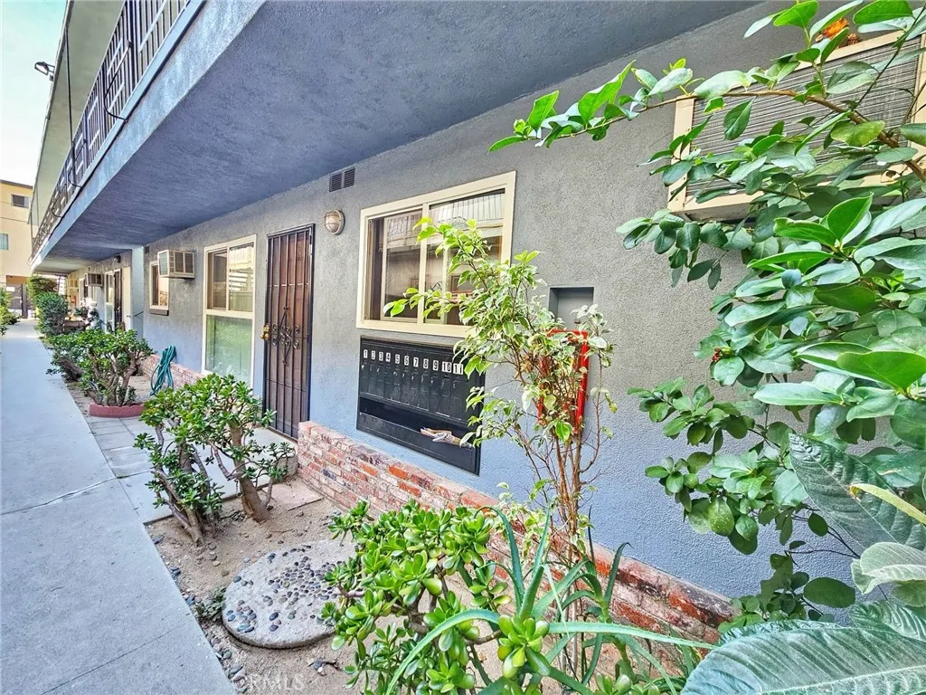402 E Dryden