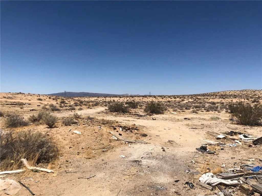 View looking NW at he western boundary. View looking NW at he western boundary.