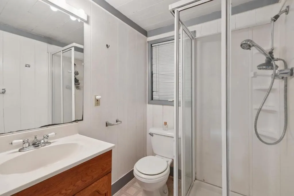Second bathroom, with lovely vanity with storage, large mirror and window. Second bathroom, with lovely vanity with storage, large mirror and window.