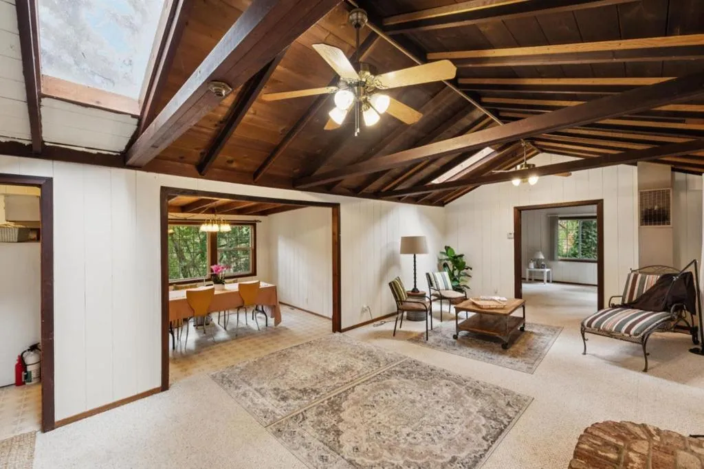 Spacious Living Room with vaulted ceilings, skyights and ceiling fans Spacious Living Room with vaulted ceilings, skyights and ceiling fans