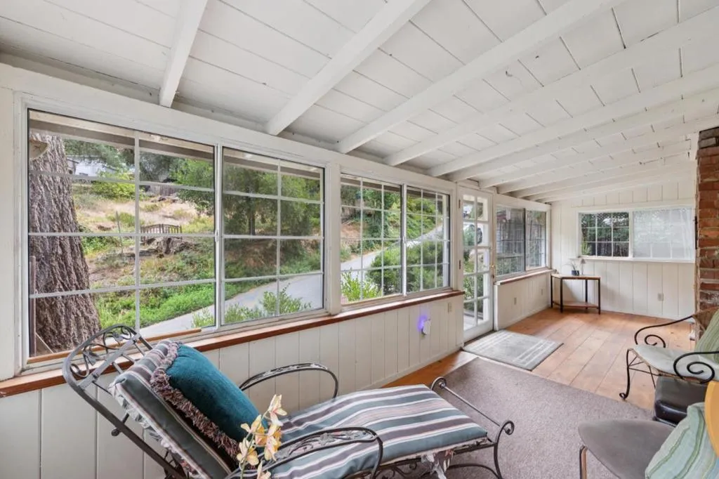 Enclosed Front Porch with central heating ~ home office/4th bedroom Enclosed Front Porch with central heating ~ home office/4th bedroom
