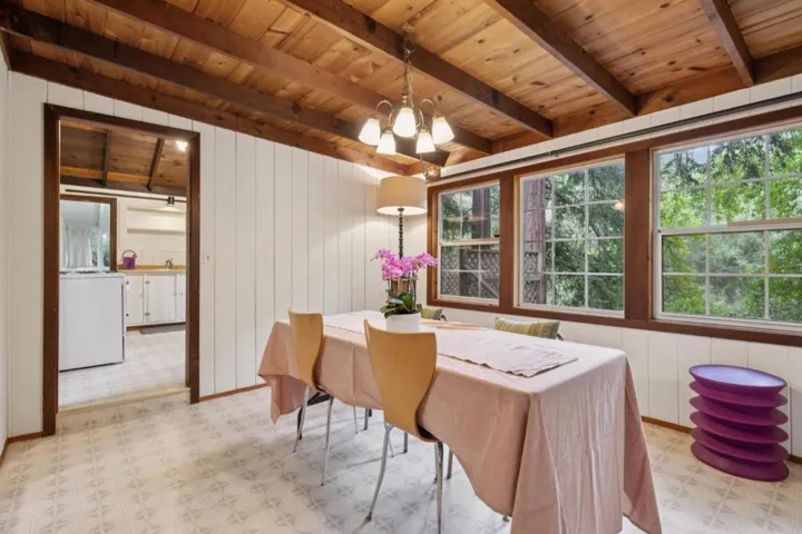Convenient access to kitchen from dining room