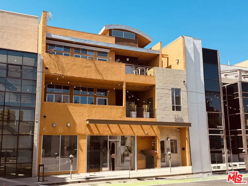 2216 Main St #8 Units