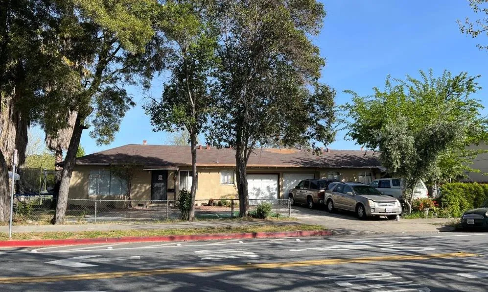 1011 E San Antonio St