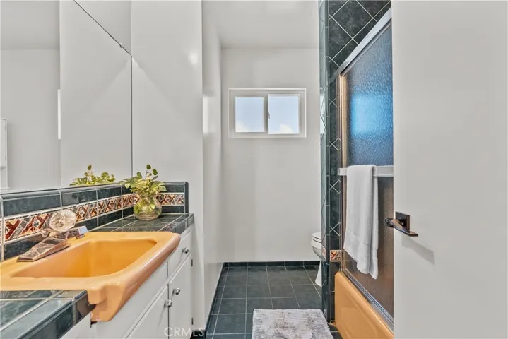 Full Hallway Bathroom #2
