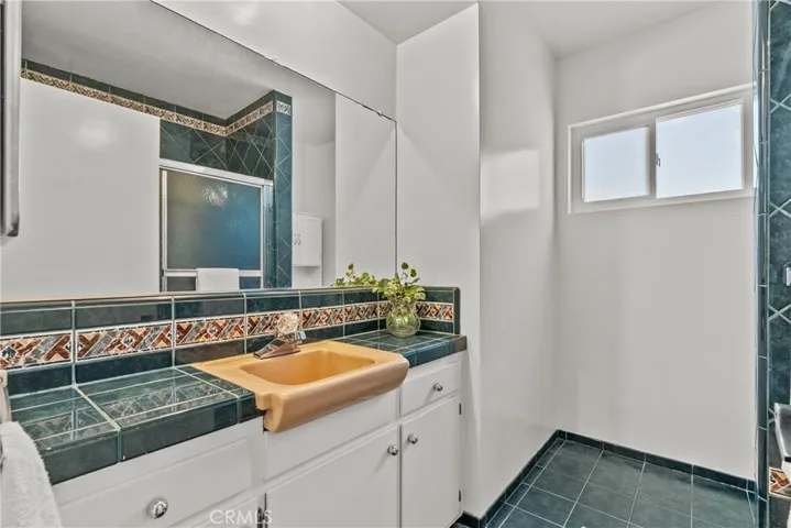 Full Hallway Bathroom #2