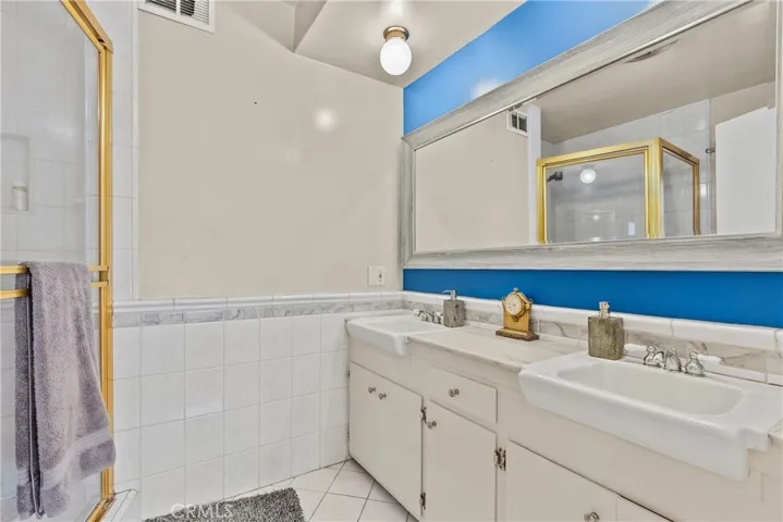 En suite Bathroom #1