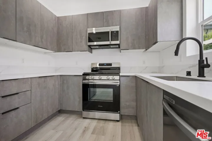 1434 Beverwil Drive 2, Los Angeles, California 90035 — photo 4