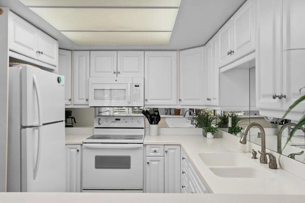 2433 Los Patos - Kitchen