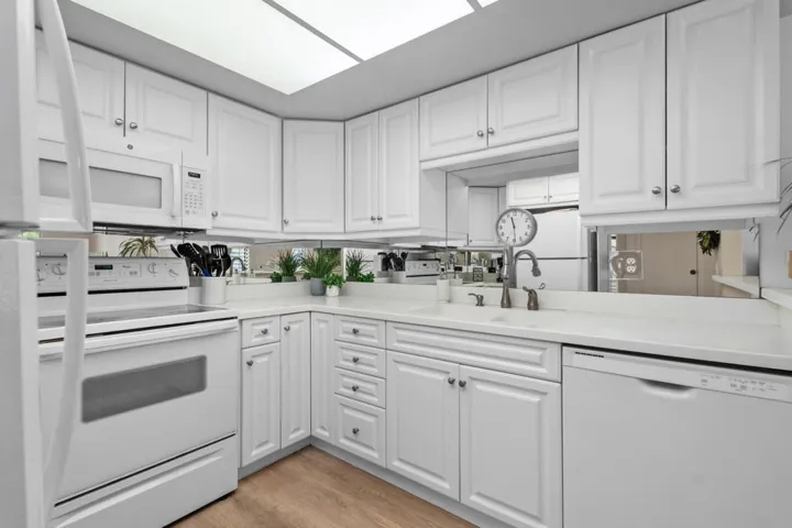 2433 Los Patos - Kitchen