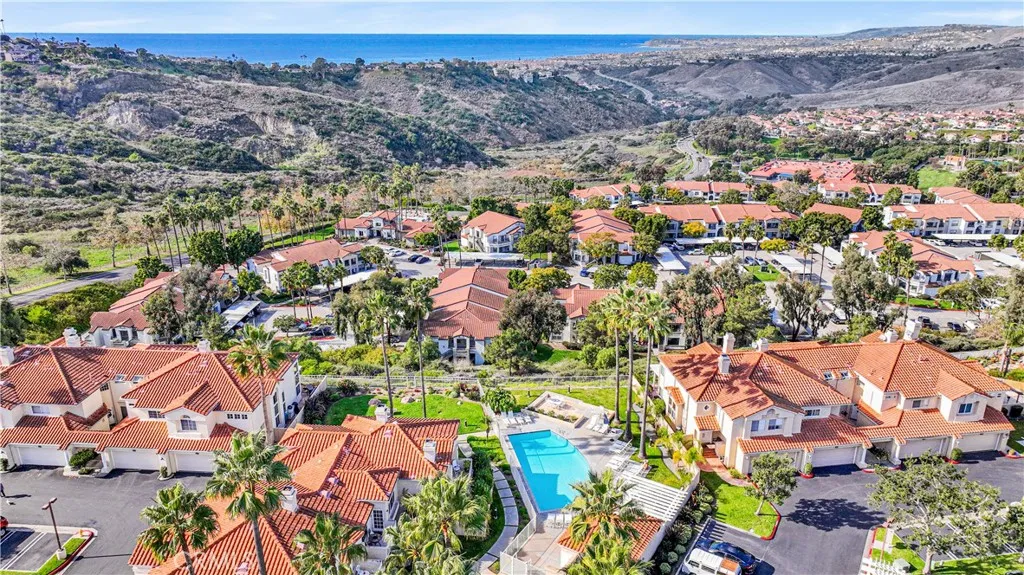 Drone photo of Vilamoura's HOA pool.