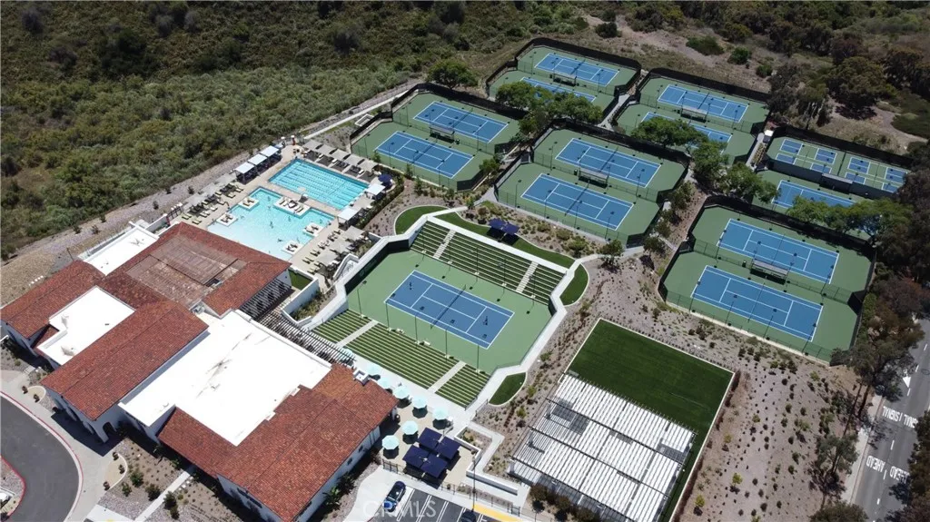 Drone photo of Lifetime Fitness tennis courts and pickleball courts.