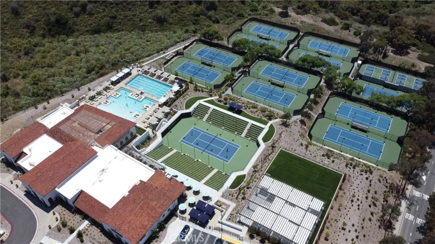 Drone photo of Lifetime Fitness tennis courts and pickleball courts.