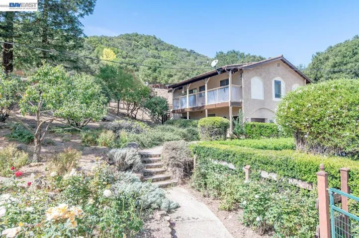 Detached ADU with 2 car garage
