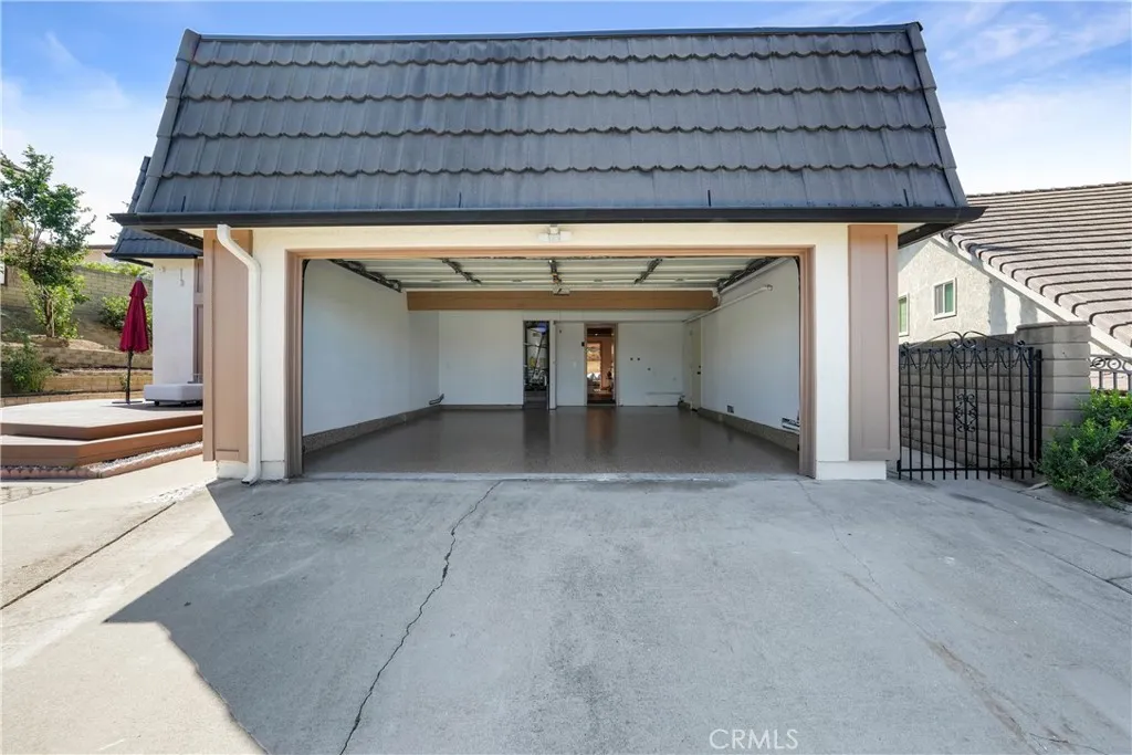 Garage/Driveway Garage/Driveway