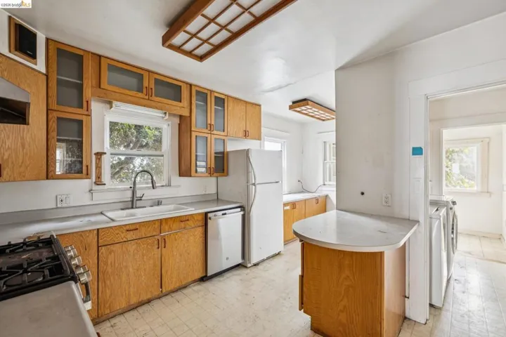 5621 Roberts Ave, Oakland, California 94605 — photo 5