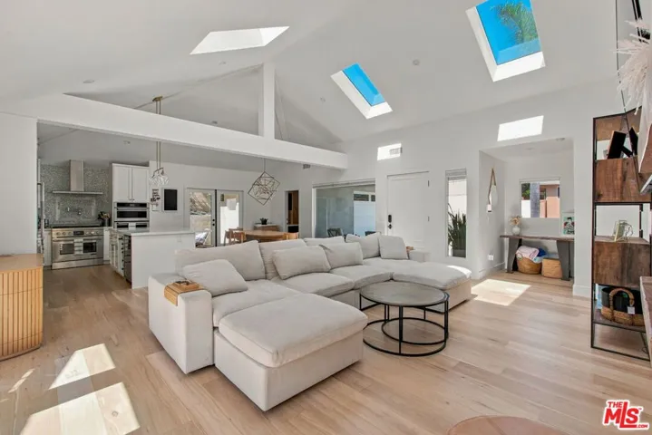 5879 S Le Doux Road, Los Angeles, California 90056 — photo 4