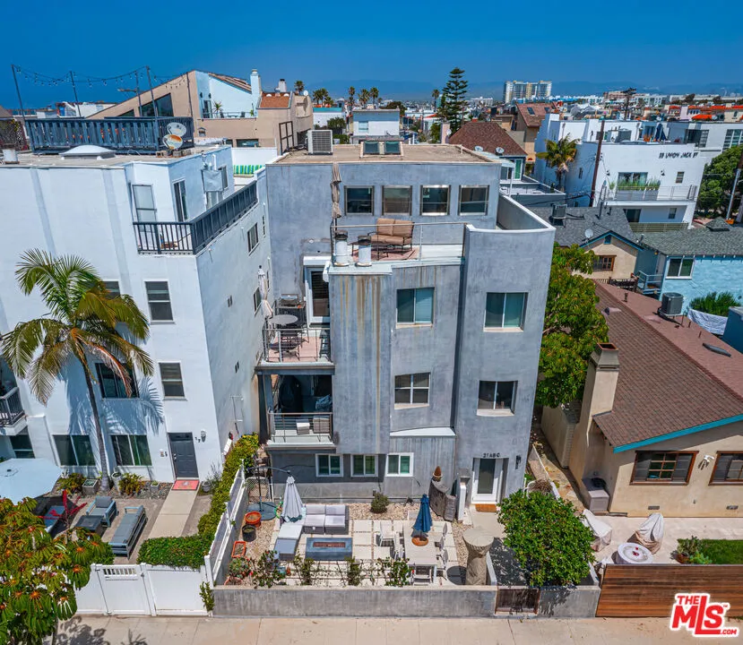 21 Voyage St