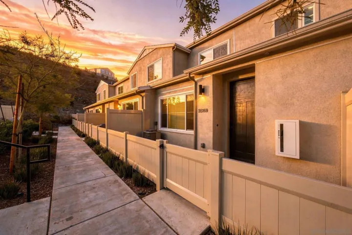 https://zimg.paragon.ice.com/ParagonImages/Property/PA/SDMLS/-535307/1/120/90/a0f052b6d08664457b9a754cdd1584d3/3/0152037293a773a6b15a656b16da7a54/-535307-f41e4453-9180-4371-9ab4-73711aa3e988.JPG