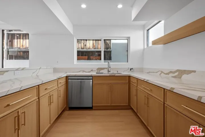 9315 Lloydcrest Drive, Beverly Hills, California 90210 — photo 4