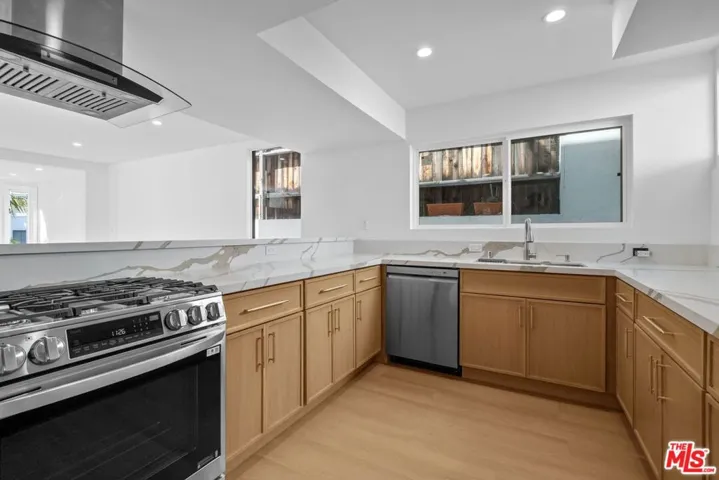 9315 Lloydcrest Drive, Beverly Hills, California 90210 — photo 5
