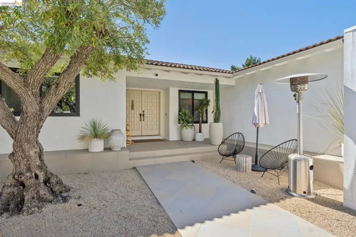 10592 Englewood Dr, Oakland, California 94605 — photo 5