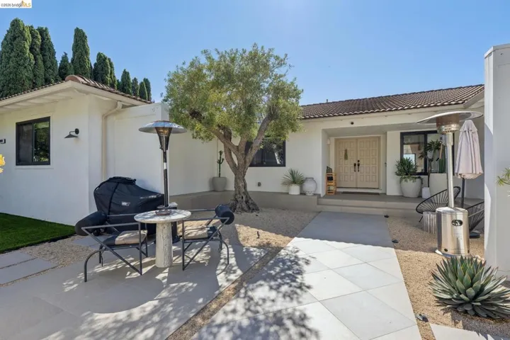 10592 Englewood Dr, Oakland, California 94605 — photo 4