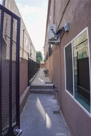 1639 S Hobart, Los Angeles, California 90006 — photo 5