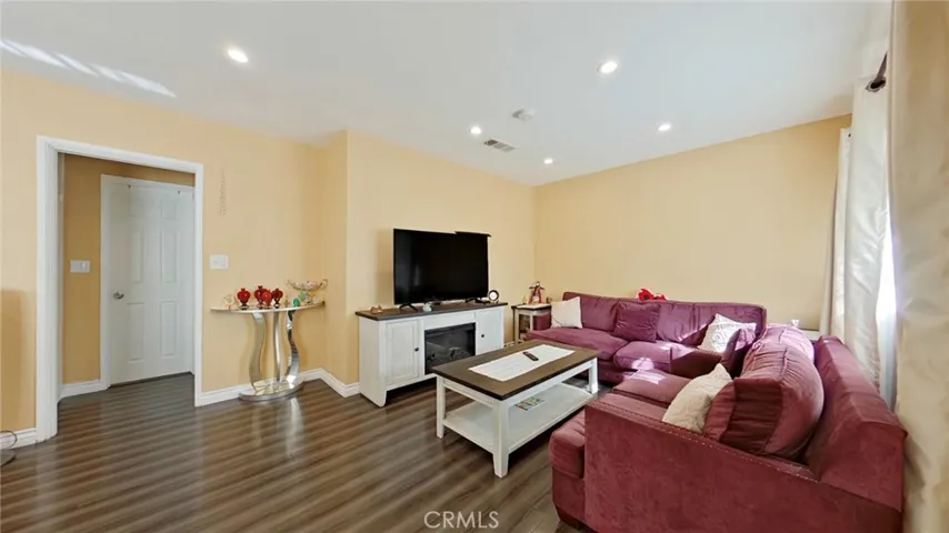 5633 Denny, North Hollywood, California 91601 — photo 4
