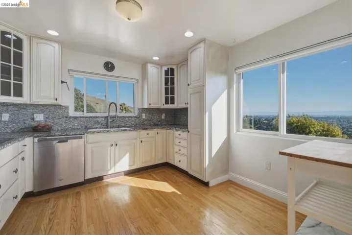8011 Sunkist Dr, Oakland, California 94605 — photo 5
