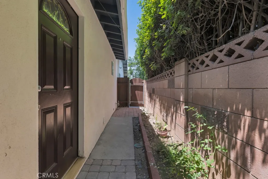 Attached JADU – Private Entrance Attached JADU – Private Entrance