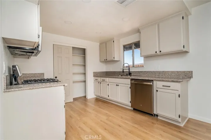 10577 Tecopa, Apple Valley, California 92308 — photo 4