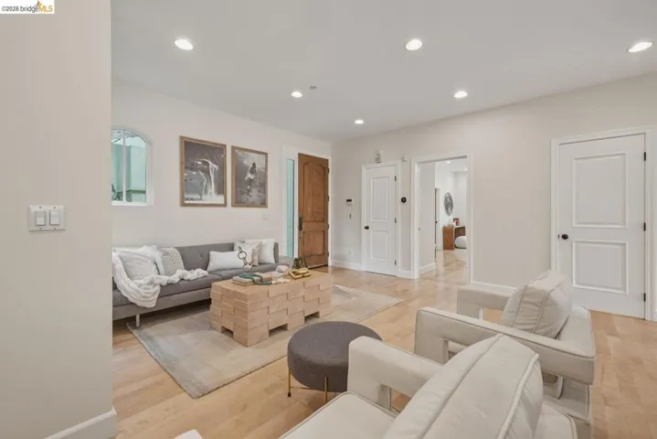 6375 Longcroft Dr, Oakland, California 94611 — photo 5