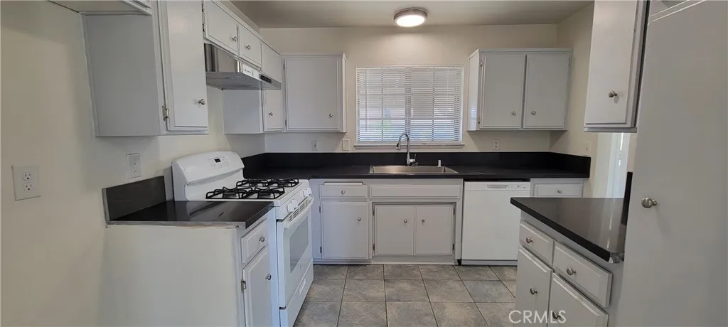 14210 Fort Apache Court, Victorville, California 92392 — photo 5