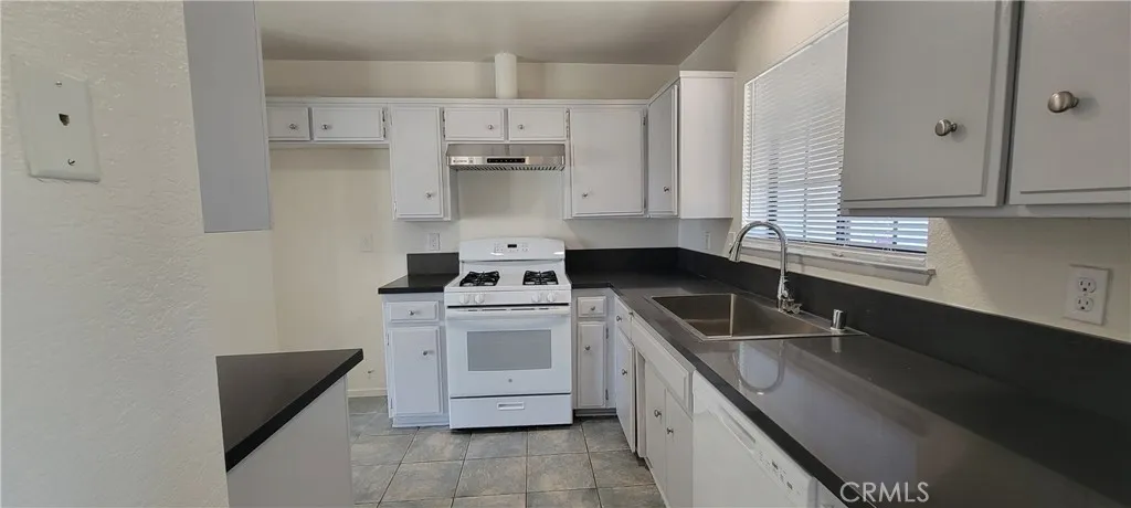 14210 Fort Apache Court, Victorville, California 92392 — photo 4